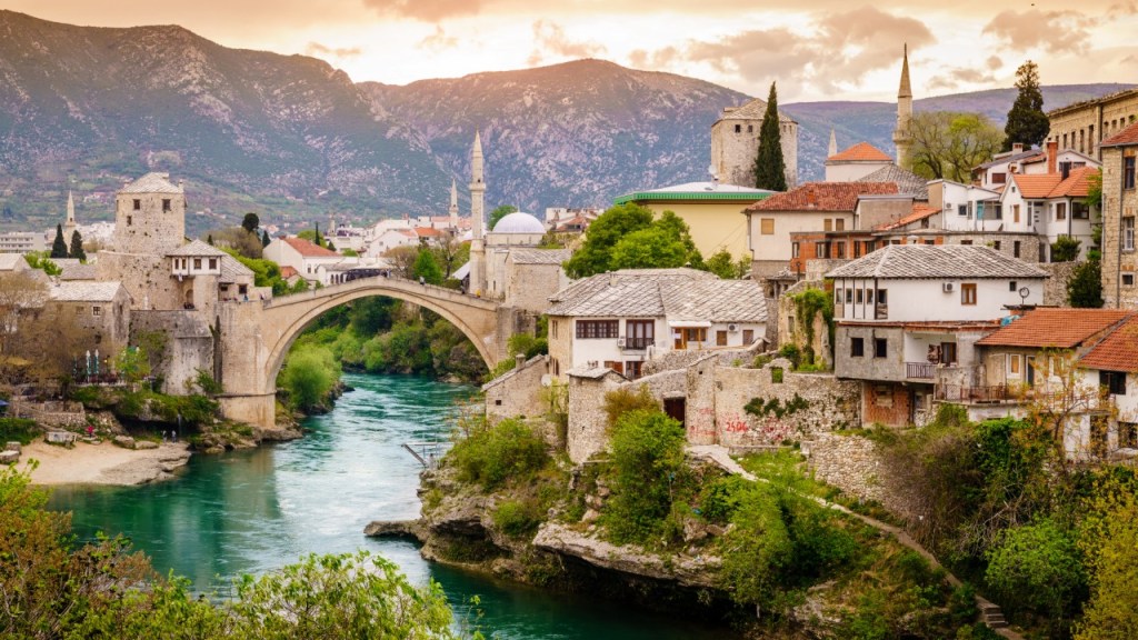 Vue du pont de Mostar en Bosnie.